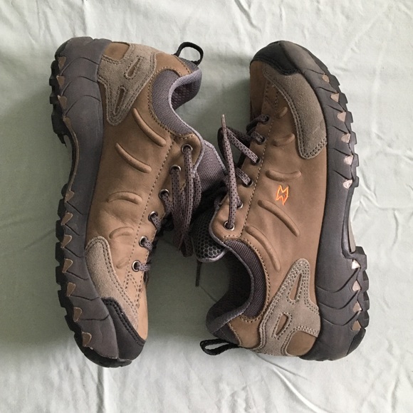 Women's Garmont hiking shoes, size 8. - Picture 7 of 14